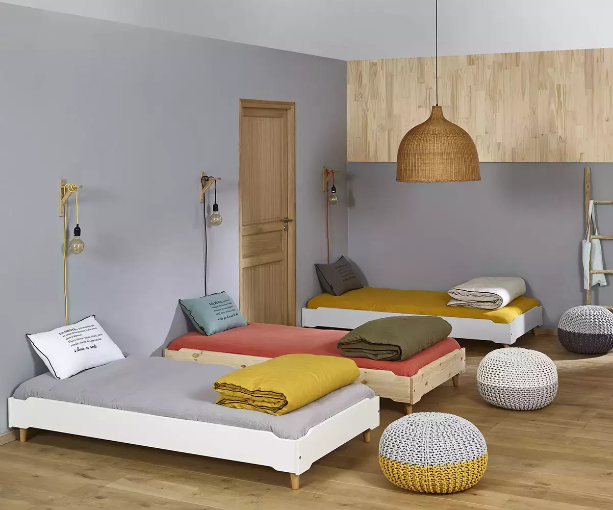 Lits Vaka empilables avec matelas et pieds