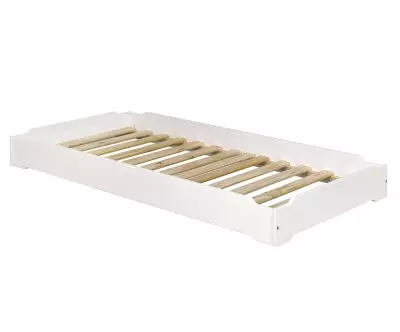 Détail du sommier à lattes massives du lit empilable Vaka blanc