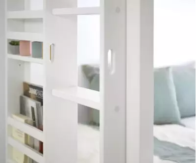 Détail échelle et étagère du lit superposé Chinook blanc