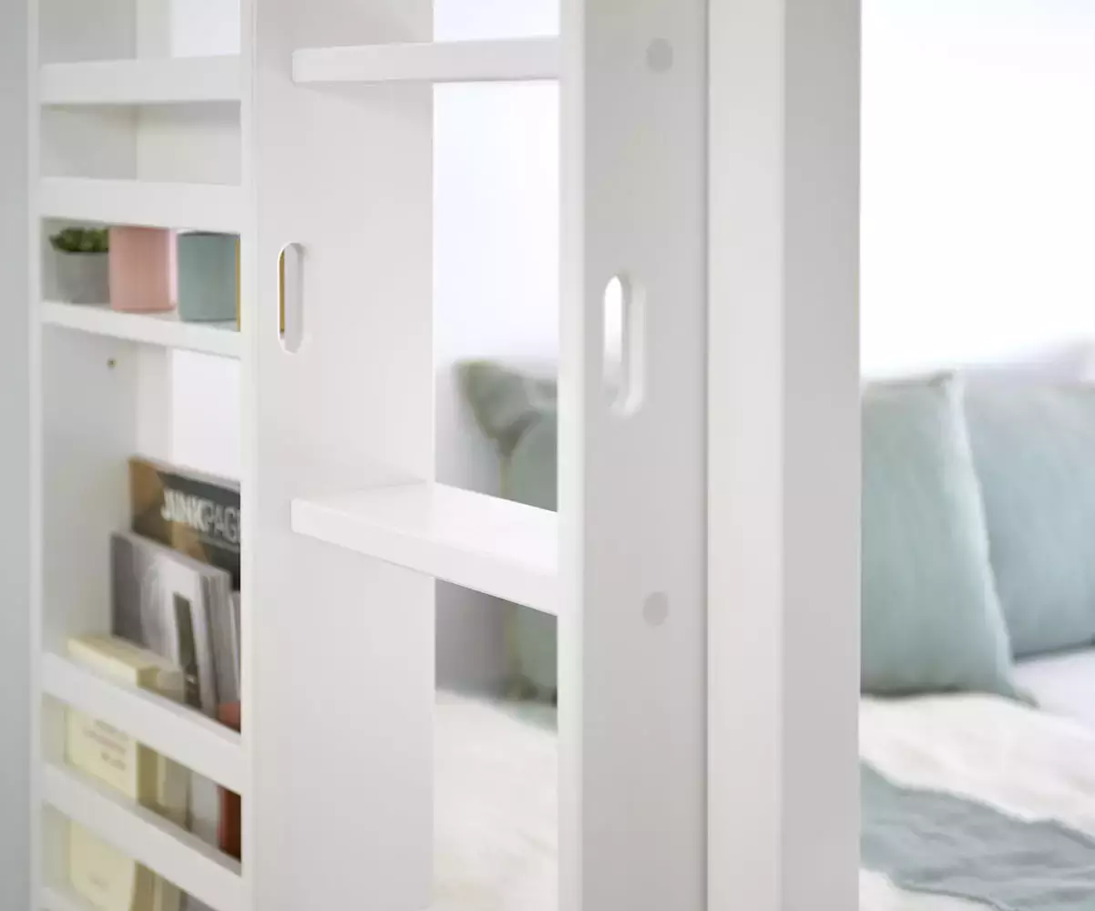 Détail échelle et étagère du lit superposé Chinook blanc