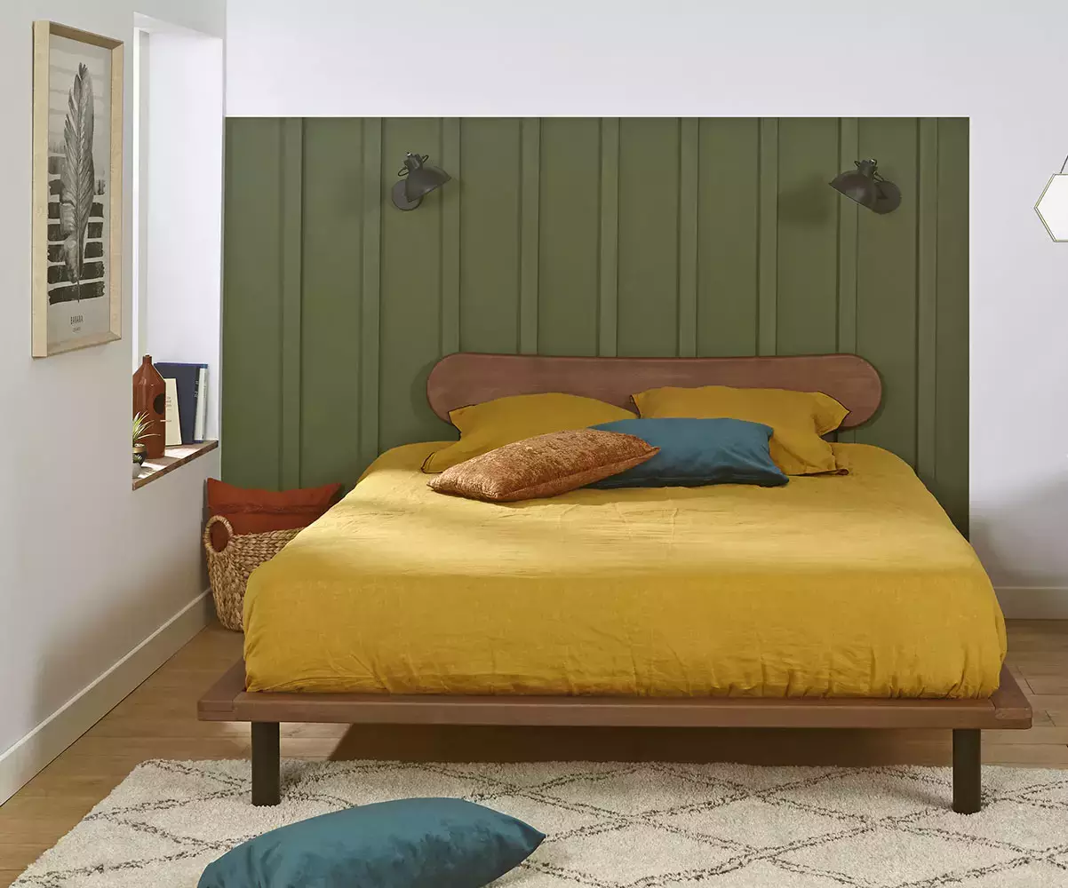 Lit Savo avec tête de lit Kauai apporte une touche d’élégance au couchage noyer