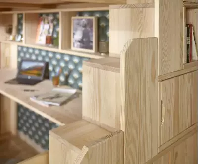 Détails module escalier bois naturel