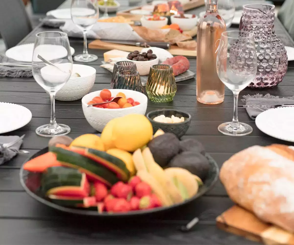 Table Extensible Lacanau la solution idéale pour vos apéritifs et repas en extérieur