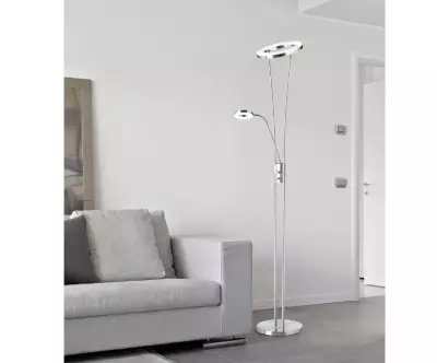 Lampadaire Afeva, coloris chromée crée une ambiance chaleureuse