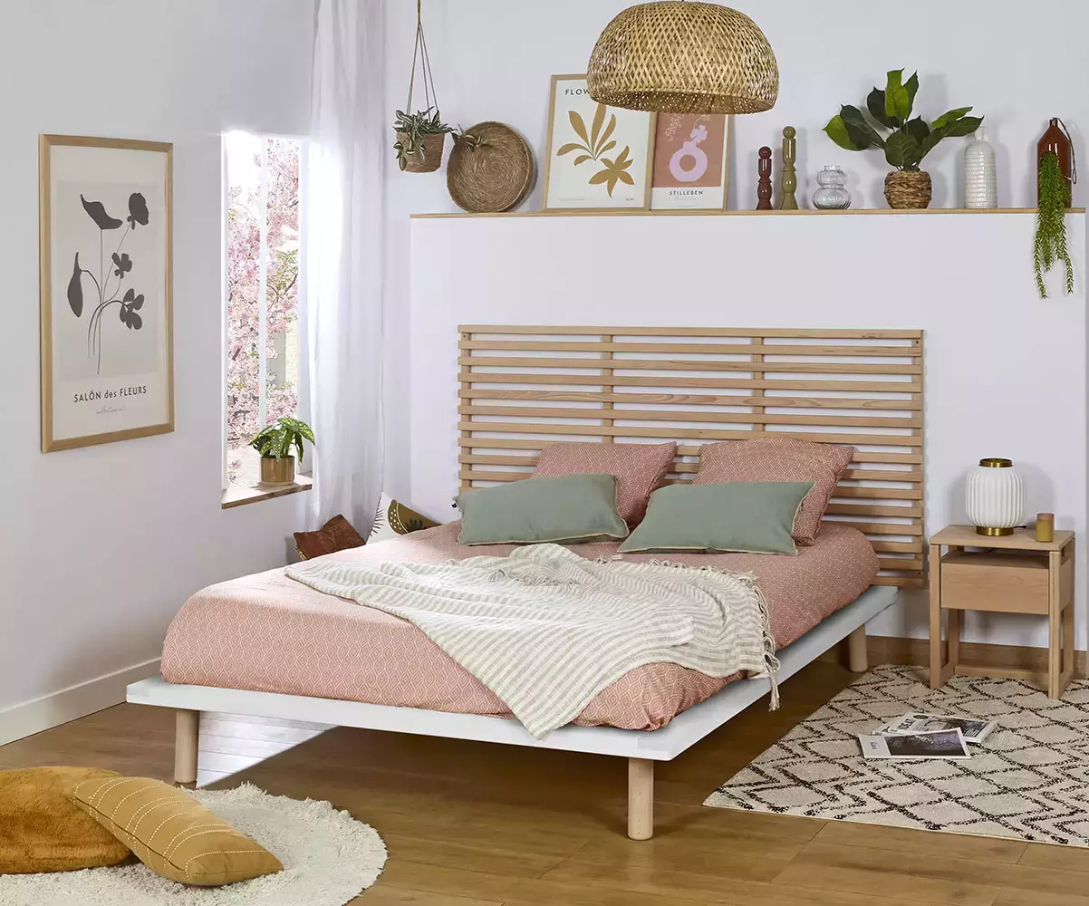 Lit Savo avec tete de lit Hooker comprend un cadre de lit avec assemblage mi-bois