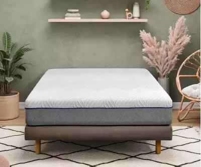 Pack sommier tapissier gris, pieds bois et matelas en ambiance