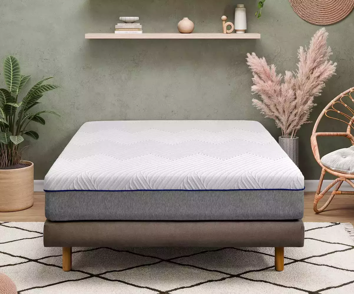 Pack sommier tapissier gris, pieds bois et matelas en ambiance