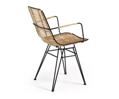 fauteuil avec structure en metal noir et assise en rotin nils