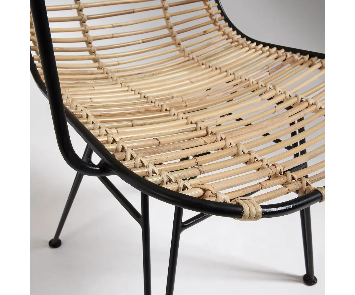fauteuil avec assise en rotin et pieds métal noir modele nils