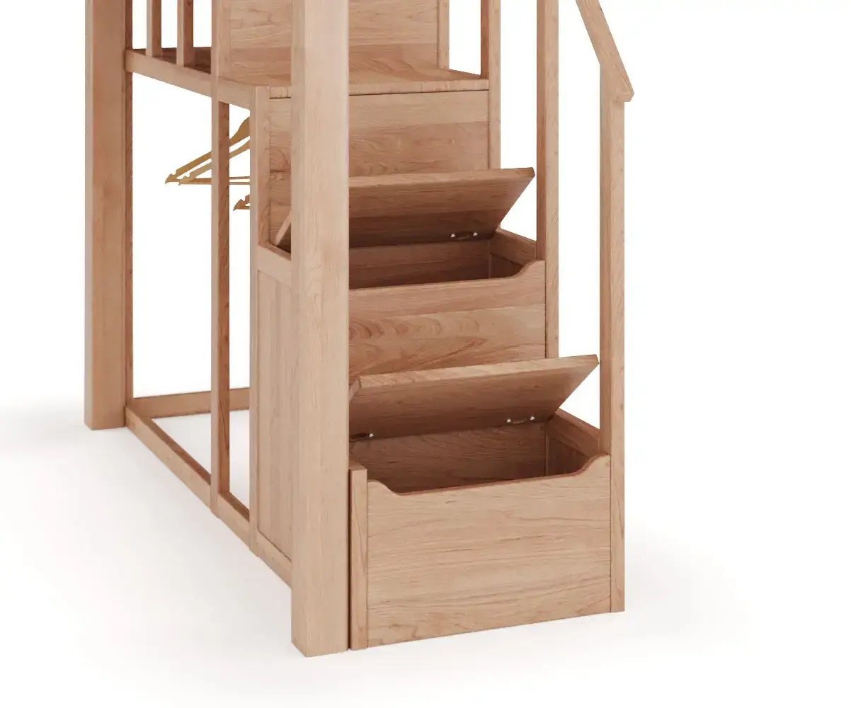 Zoom sur les marches de l'escalier ouvertes avec rangement