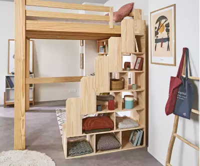 Escalier couleur bois avec niches de rangement