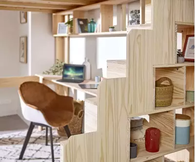 Zoom escalier avec rangement bois
