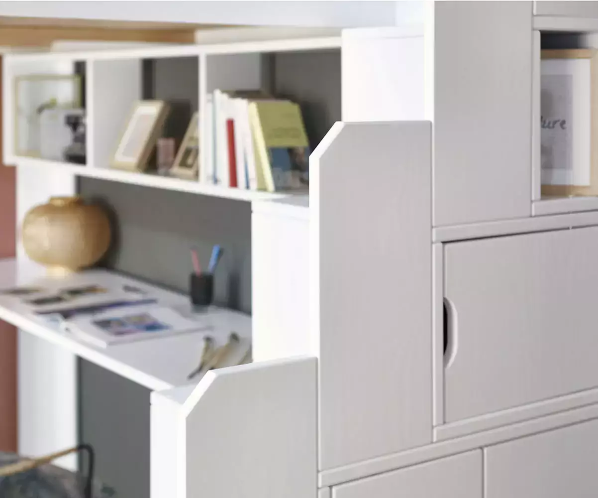 Détails module escalier blanc avec penderie et étagères