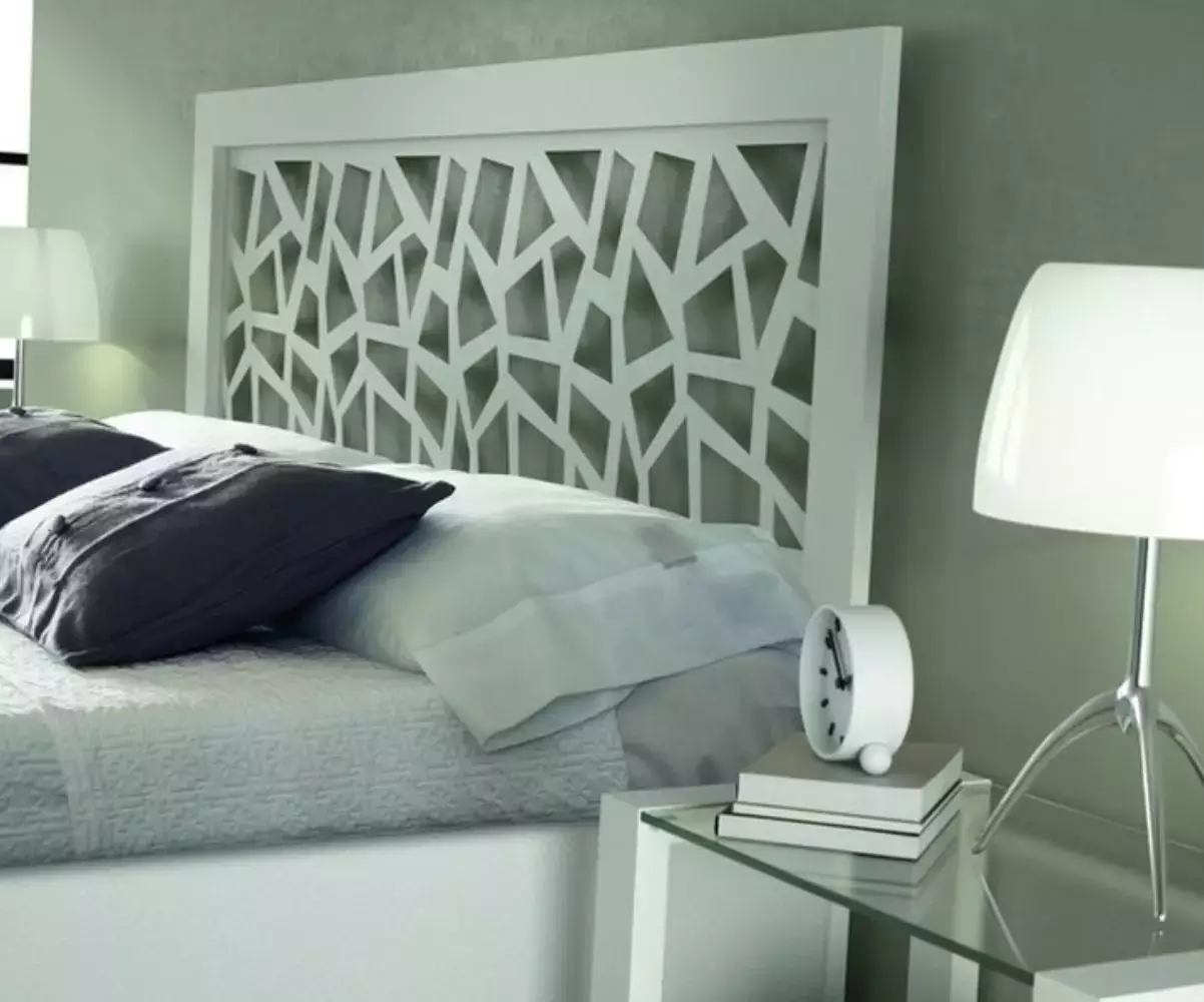 détail tête de lit blanche