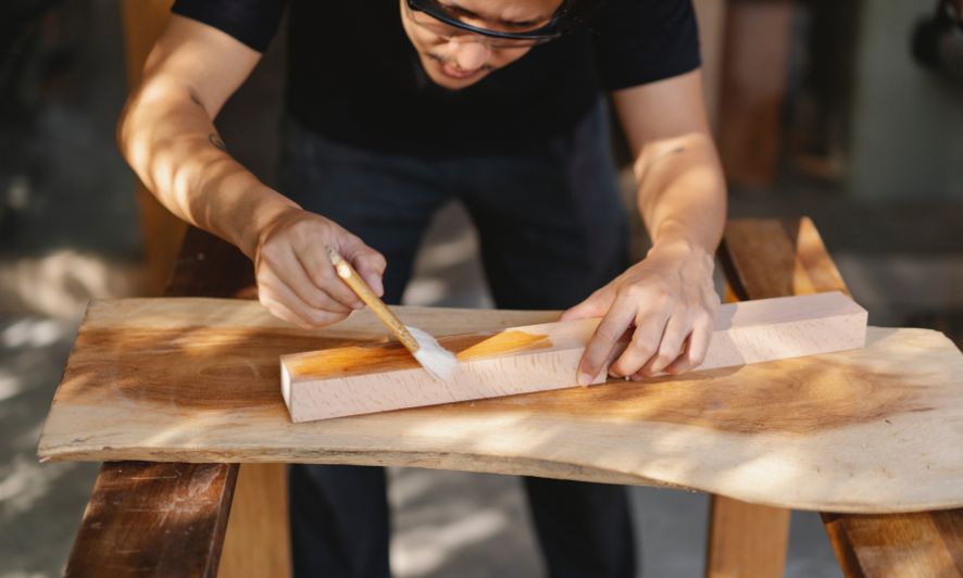 Entretenir un meuble en bois vernis