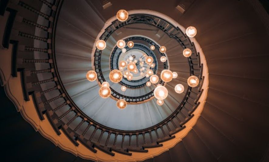4 idées tendance pour décorer sa cage d’escalier