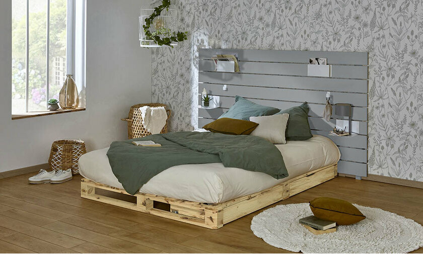 Lit palette en bois massif avec tête de lit