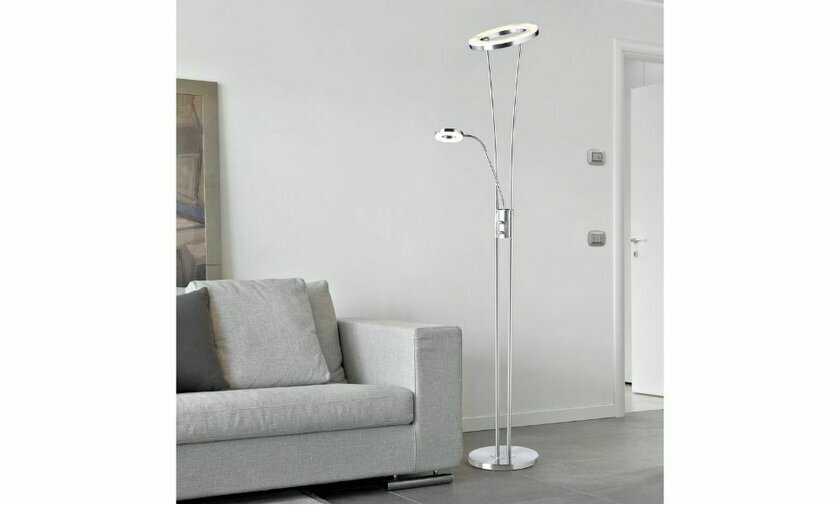 Lampadaire Afeva, coloris chrome cre une ambiance chaleureuse