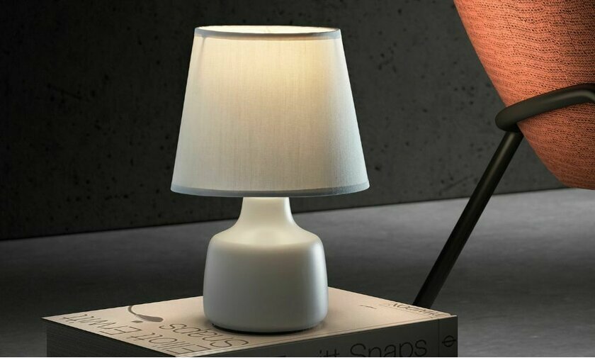 Lampe  Poser Kapa coloris blanc apporte une touche moderne et lgante 