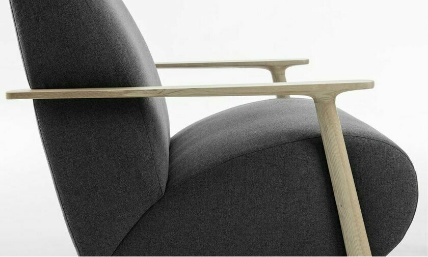 fauteuil scandinave en frêne massif et tissu polyester ash gris anthracite