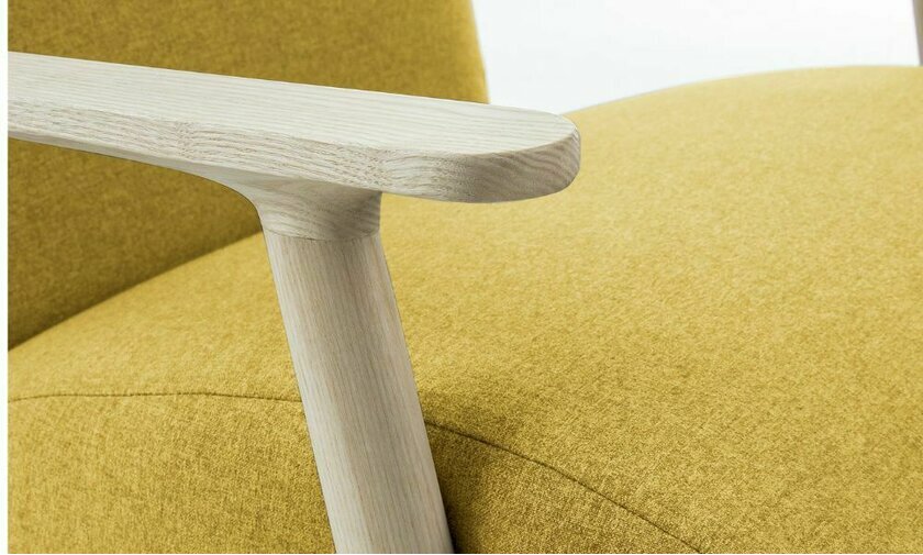fauteuil scandinave en bois de frêne et tissu jaune modele ash accoudoirs en frêne
