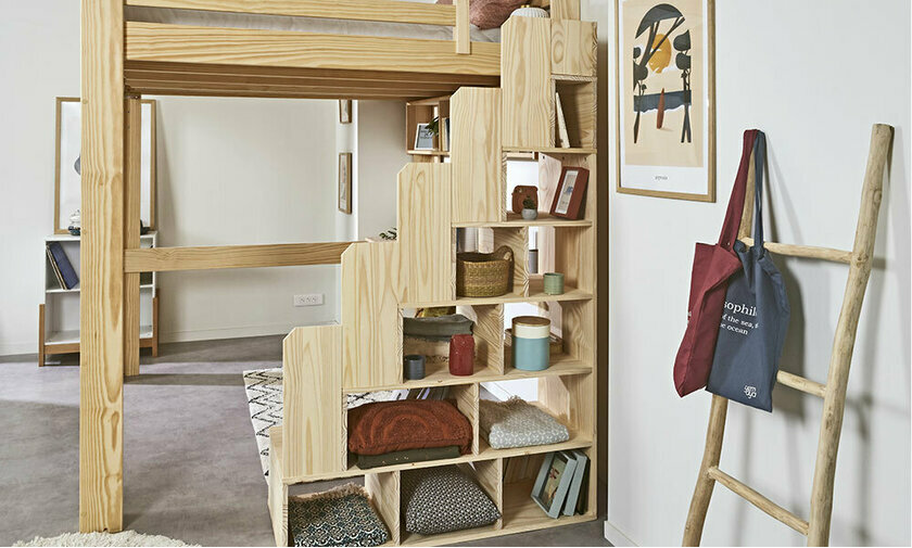 Escalier couleur bois avec niches de rangement