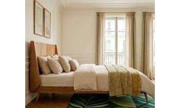 Vue de profil du lit adulte robuste et confortable Vue de profil du lit adulte robuste et confortable